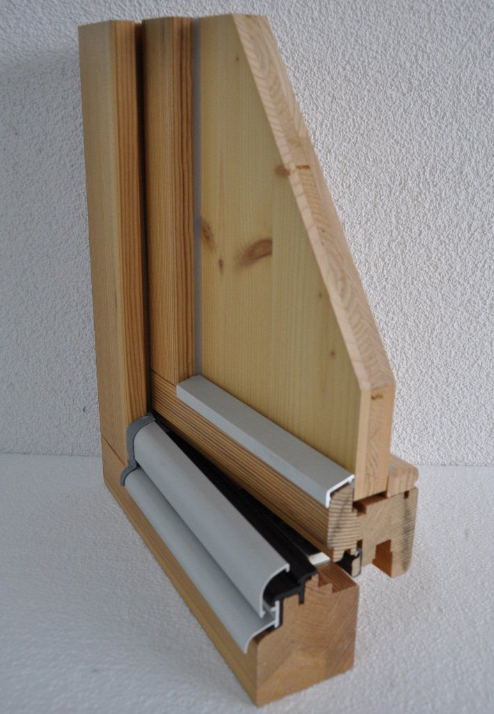 Holzfenster in Fichte mit EV1 eloxierter Regenschutzschiene und Flügelabeckprofil