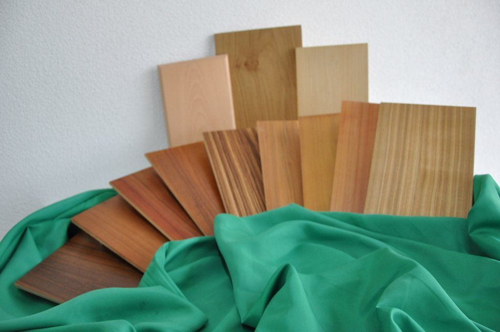 Bild zeigt Holzmuster für Zimmertüren, Nussbaum, Zebrano, Olivesche, Wildeiche