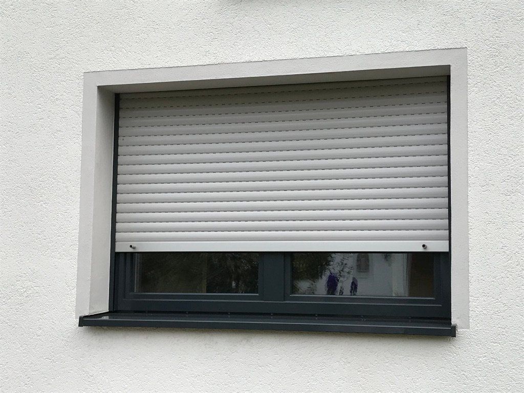 Neubaurollladen Kunststoffneubaurollladen montiert an Holz-Alu-Fenster in anthrazitgrau