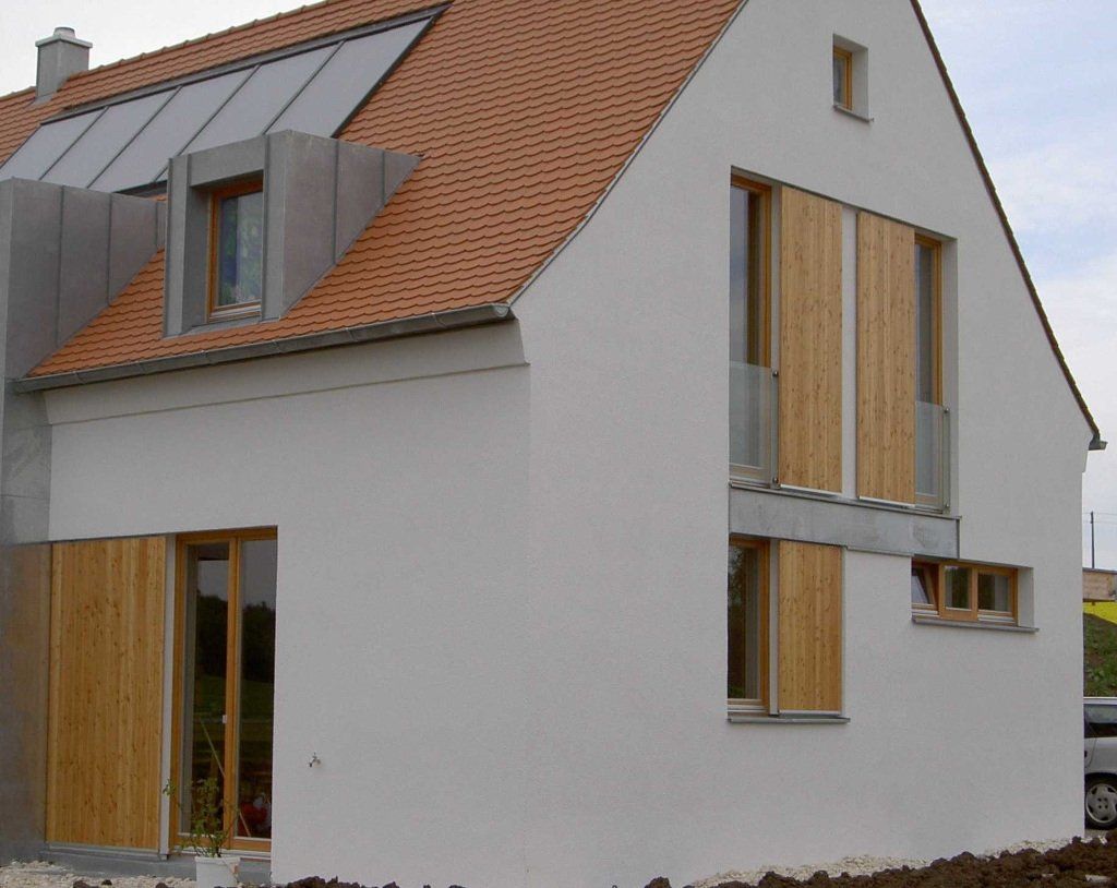 Holz-Schiebeläden in Lärche mit verdecker Laufschiene