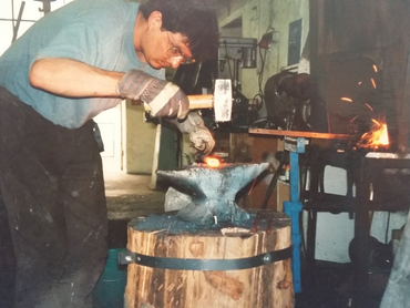 Metallschmieden Andi beim Schmieden