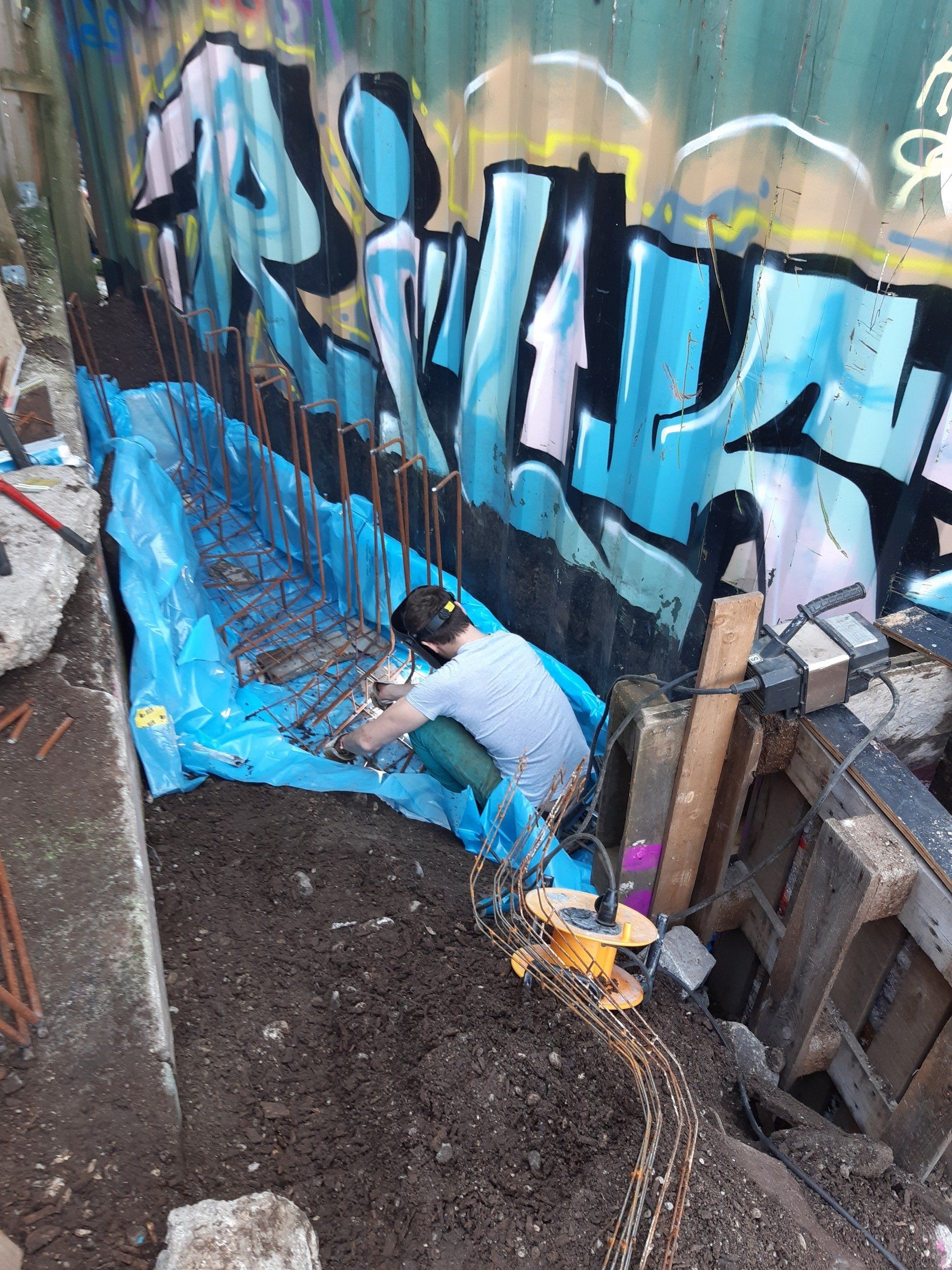 Vorarbeiten für das Fundament des Ateliers E23 auf dem Gelände Bahnwärter Thiel in München