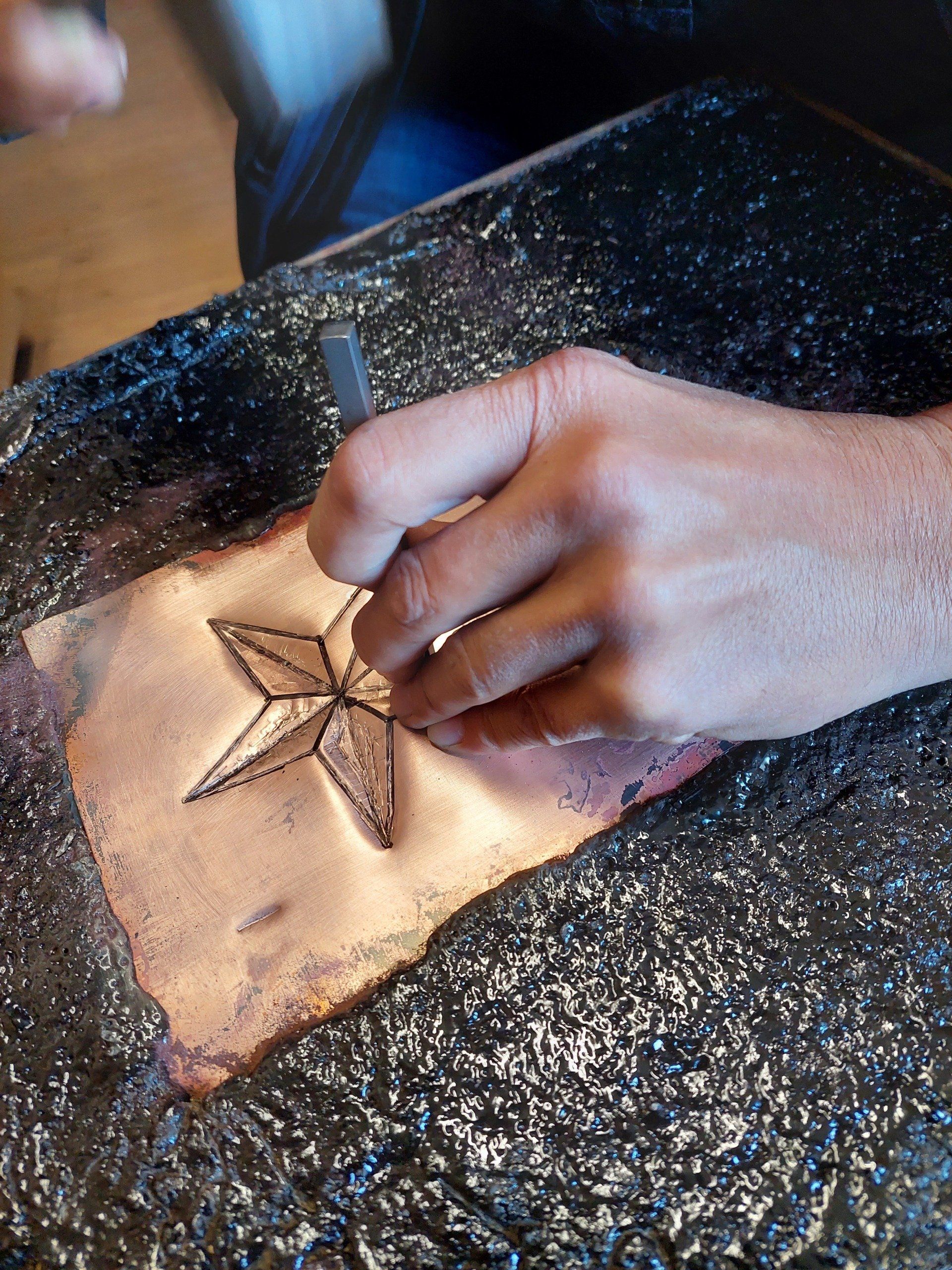 Andi beim Ziselieren eines Sterns aus Kuper (Weihnachtsdekoration)