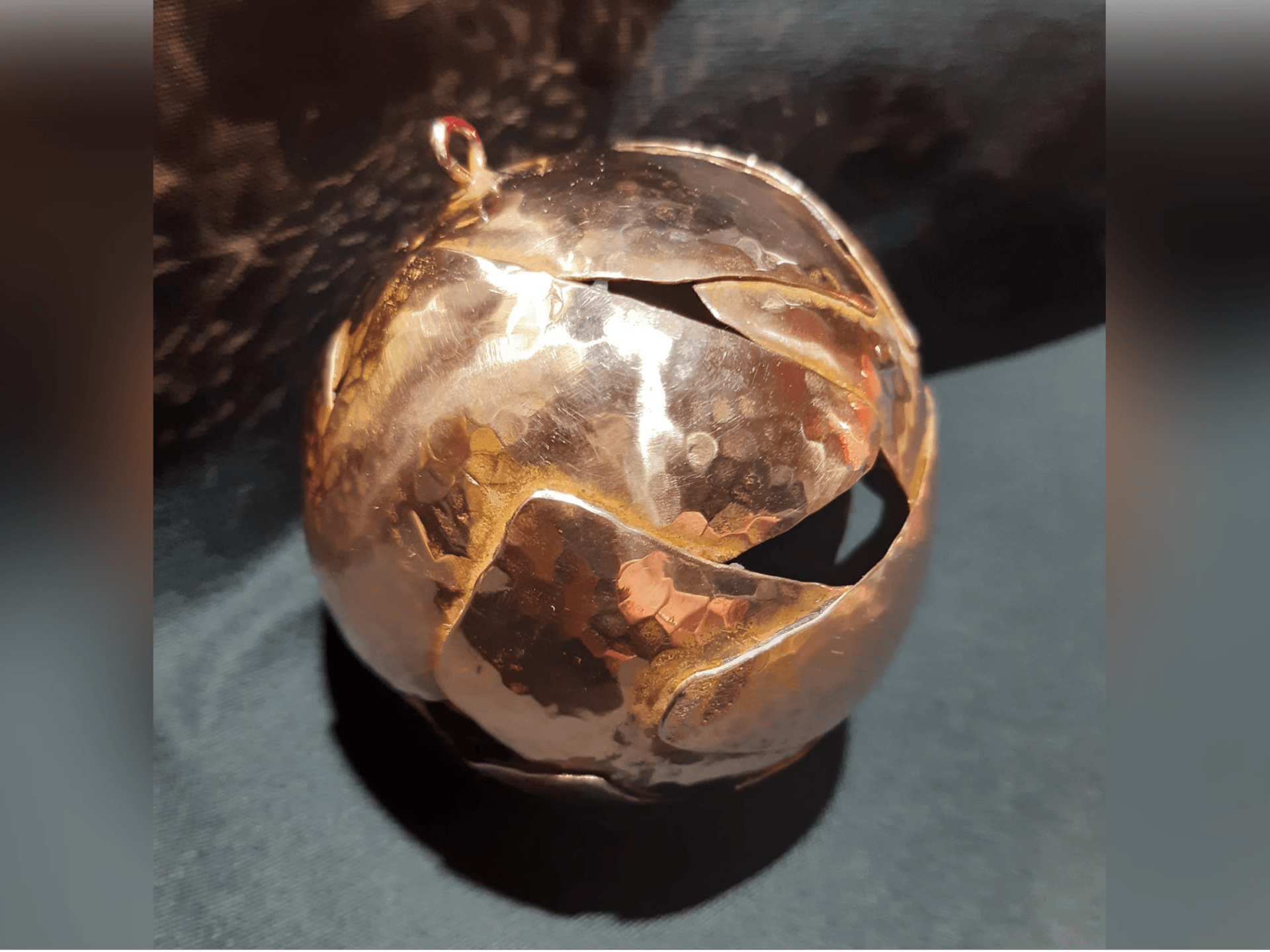 Christbaumkugel aus Kupferresten zusammengesetzt