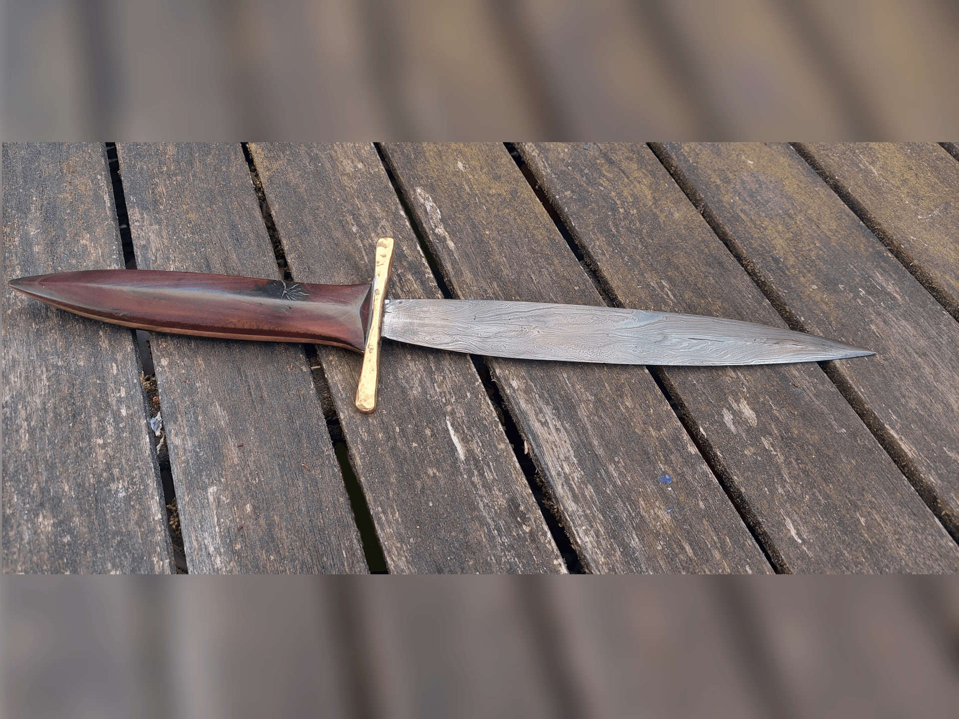 Zierdolch aus Damaszenerstahl mit Griff aus Zwetschgenholz und Zierelement aus Messing