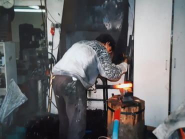 Metallschmieden Andi beim Schmieden