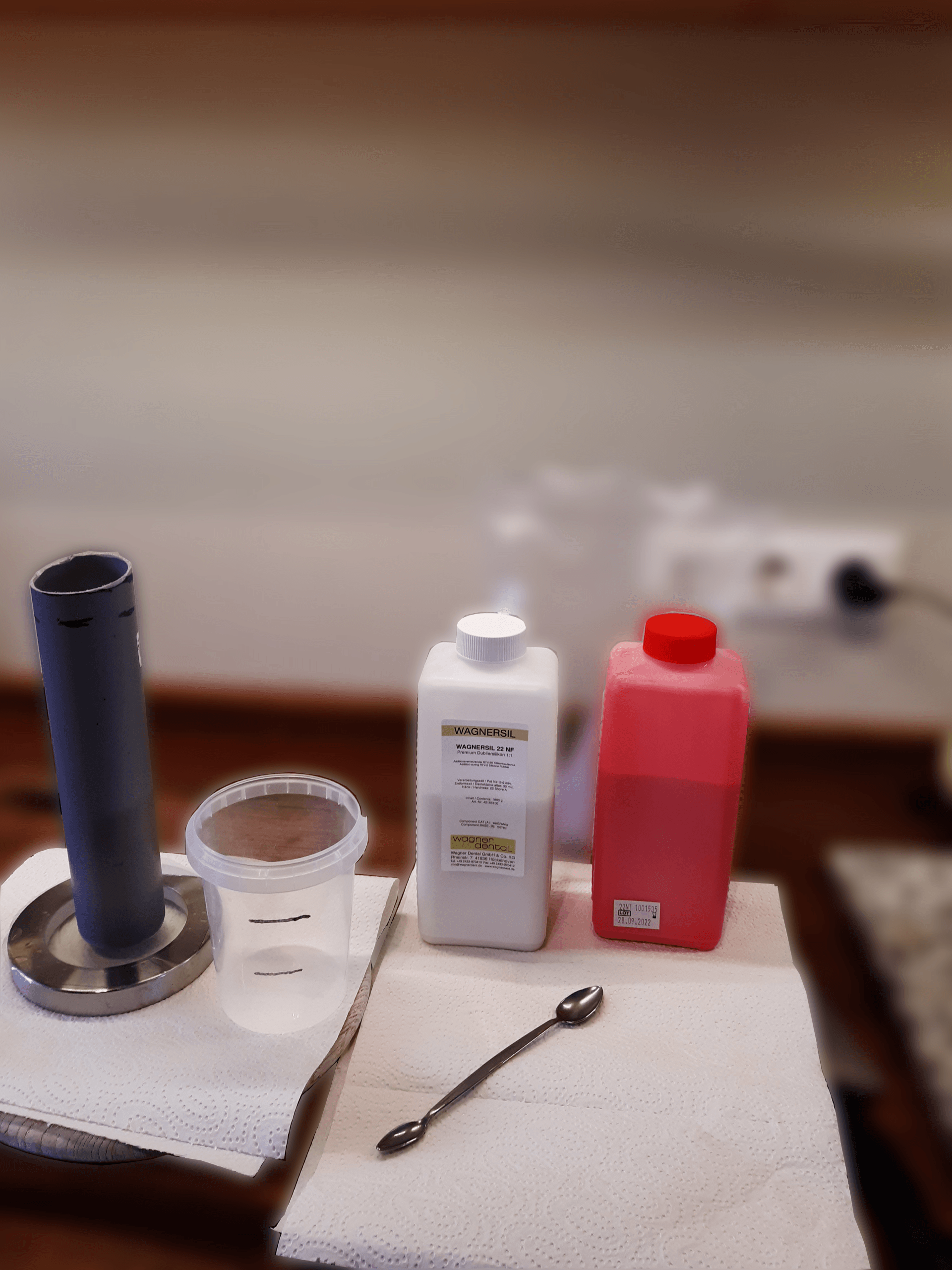 Utensilien für die Silikonabformung der Modelle aus dem 3D-Drucker.