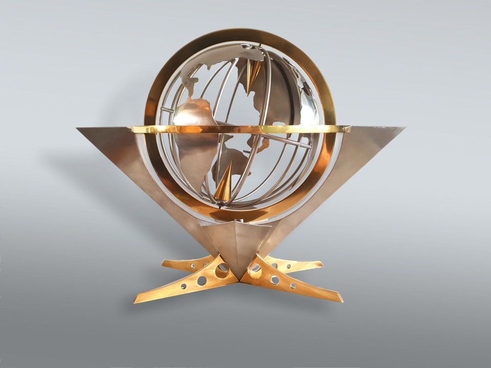 Globus drehbar horizontal und vertikal. Messing poliert und vernickelt. Höhe 30 cm, Breite 40 cm. Zierglobus - Messing poliert und vernickelt