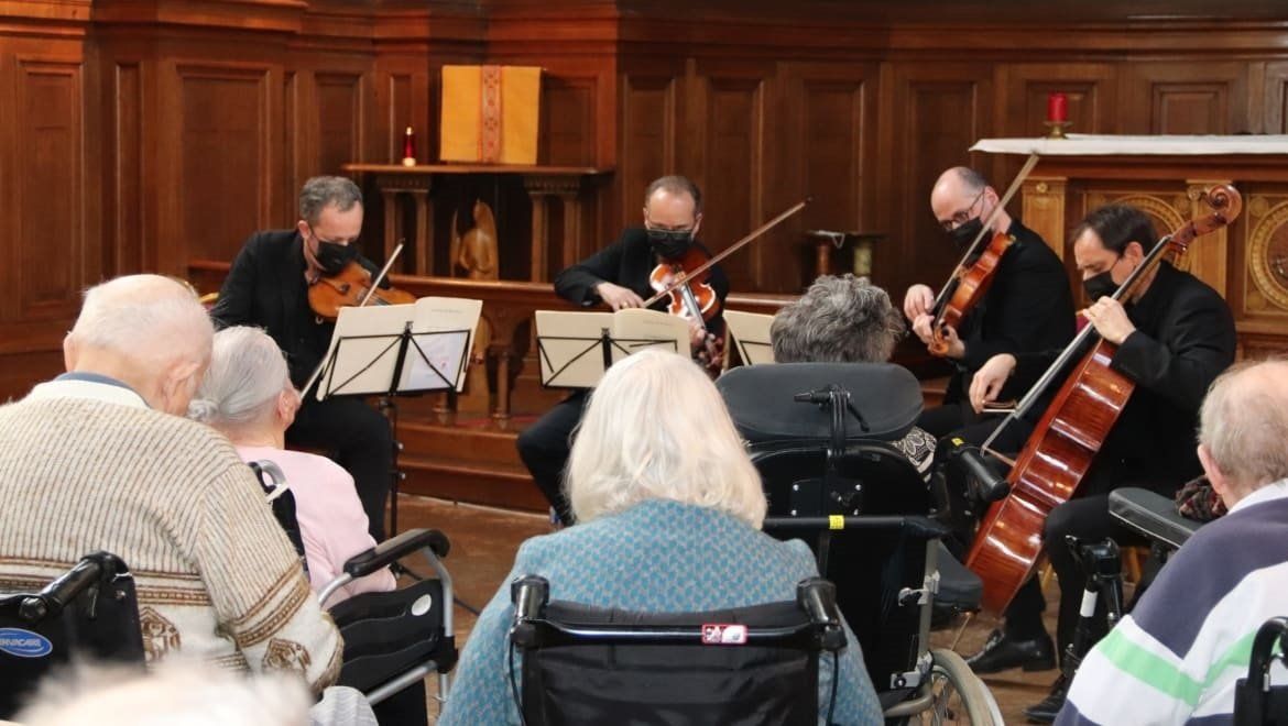 VR4GOOD et l'Opéra de Paris apportent un voyage immersif aux résidents.