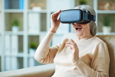 Dame en ehpad profitant de la réalité virtuelle