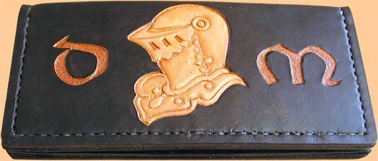 Brieftasche mit punzierten Ritter-Helm und Initialen