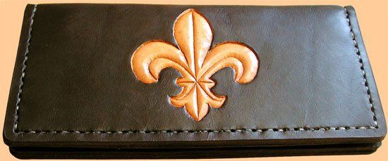 Brieftasche mit punzierter Schwertlilie