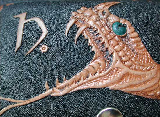 Brieftasche mit 3D-Punzierung und Initialen