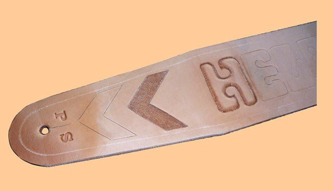 Gitarrengurt-Ende frisch punziert