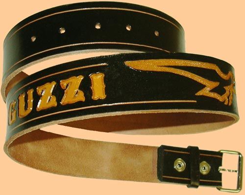 punzierter Gürtel in Moto-Guzzi-Style Logo gelb