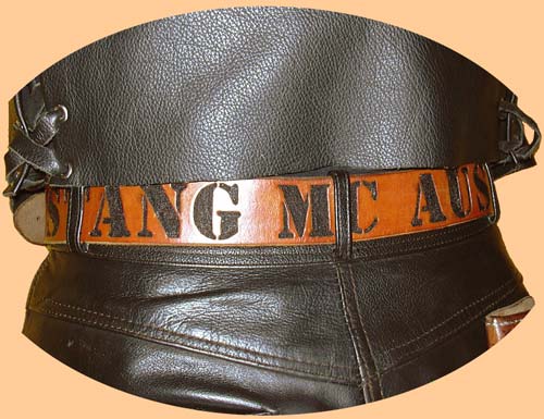 Motorrad-Cub Gürtel mit Lederhose getragen