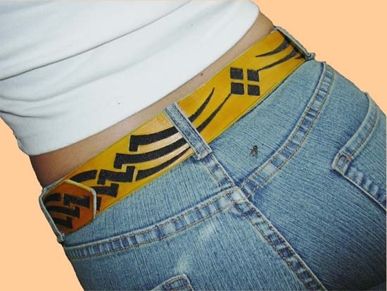 Damen-Gürtel mit Tribal-Dekor an Jeans getragen hinten