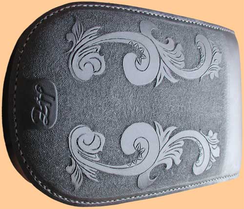 Sitzbezug traditionell punziert schwarz gefärbt