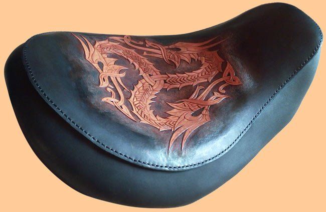 Motorrad-Sitz mit punzierten 3-D-Motiv Triskelon