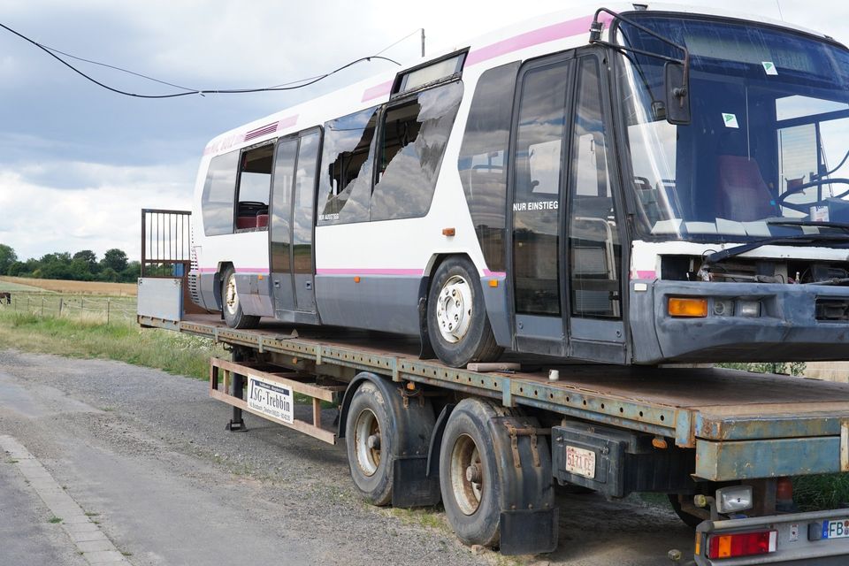 Vertreter der CDU-Fraktion, der evangelischen Kirche und der Eltern bei der Besichtigung der sanierungsbedürftigen KiTa Langenhain-Ziegenberg