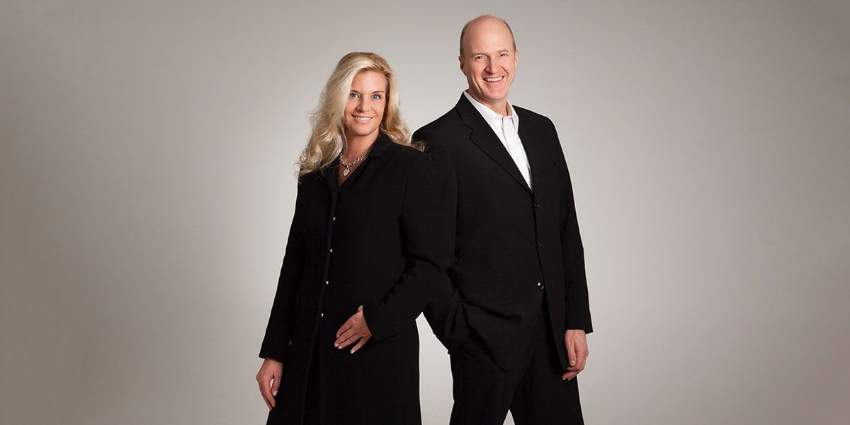 Frau Dr. Steup und Herr Dr. Lazar freundlich nebeneinander stehend vor beigem Hintergrund