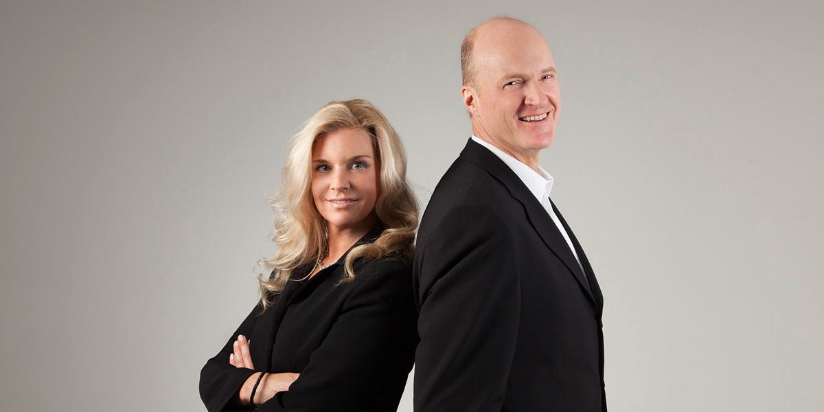 Frau Dr. Steup und Herr Dr. Lazar in eleganter schwarz-weißer Kleidung vor neutralem Hintergrund