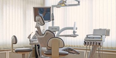 Zahnarztpraxis MedicaDenta mit Behandlungsstuhl, Geräten und Behandlungs-Equipment
