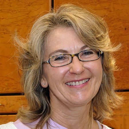 Frau Blindzeller an der Rezeption, freut sich auf ihre Patienten