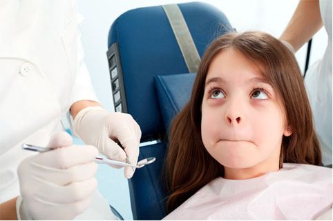 Kinder- Zahnheilkunde mit skeptischer junger Patienten vor der Behandlung / ein IONOS Bild