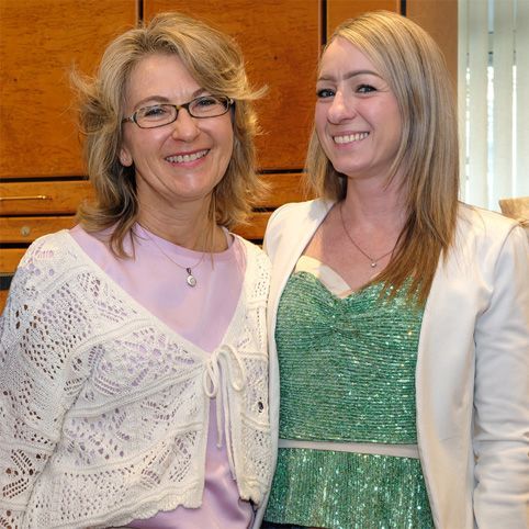 Unser freundliches Rezeptionsteam freut sich auf Ihren Anruf und ihren Besuch in der Praxis