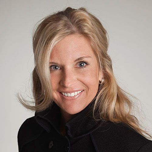 Zahnärtin Frau Dr. med. dent Alexandra Steup lächelt freundlich