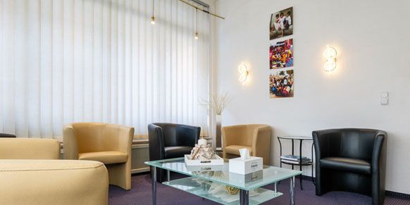 gemütliches Zahnarzt-Wartezimmer in einem freundlichen Ambiente, mit modernen Sitzmöbeln