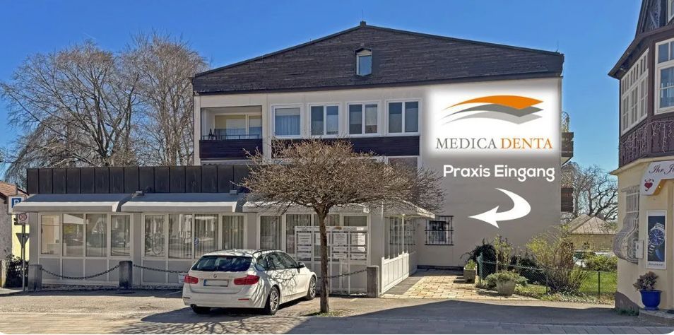 MedicaDenta Eingang Hauptstraße mit Pfeil und Skript