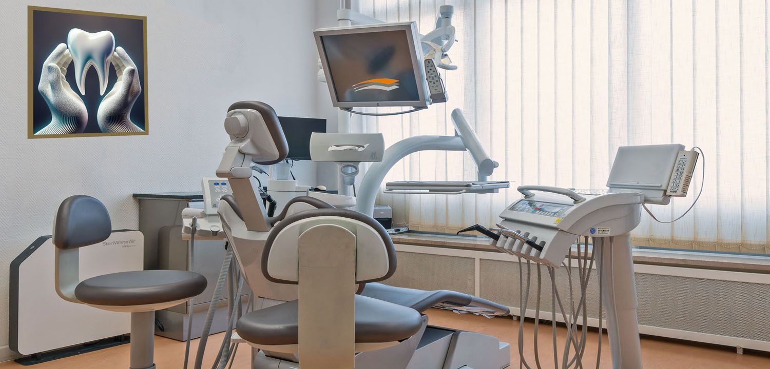 Zahnarztpraxis mit Behandlungsstuhl, Geräten und modernem Zahn-Kunstwerk an der Wand