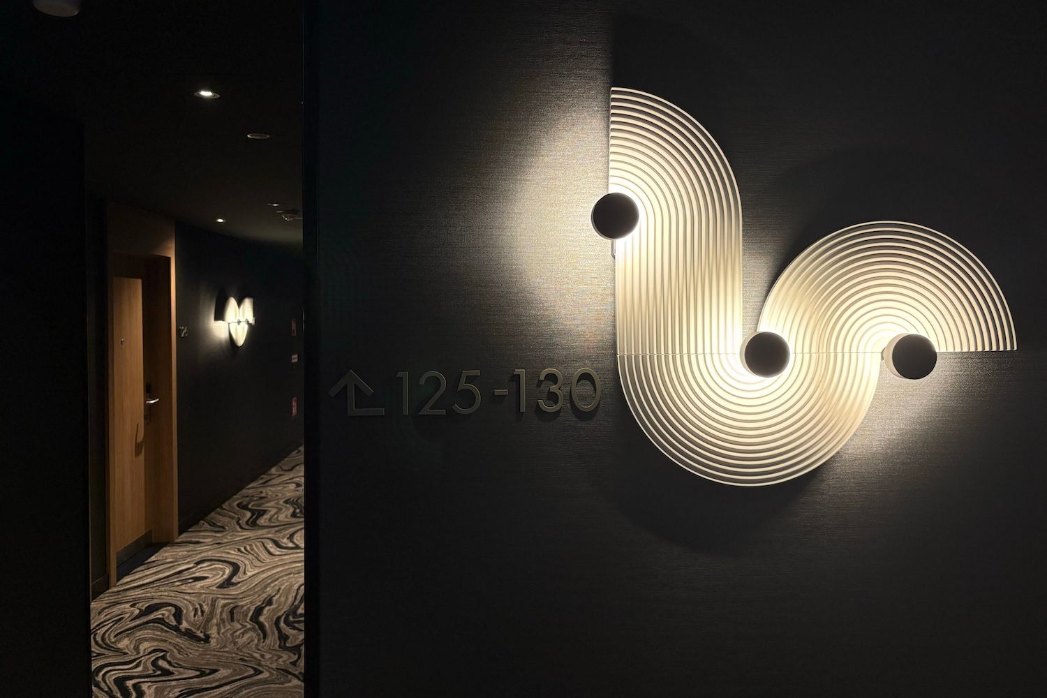 A by Adina Wien Danube Etagenflur / Foto weiser lighting