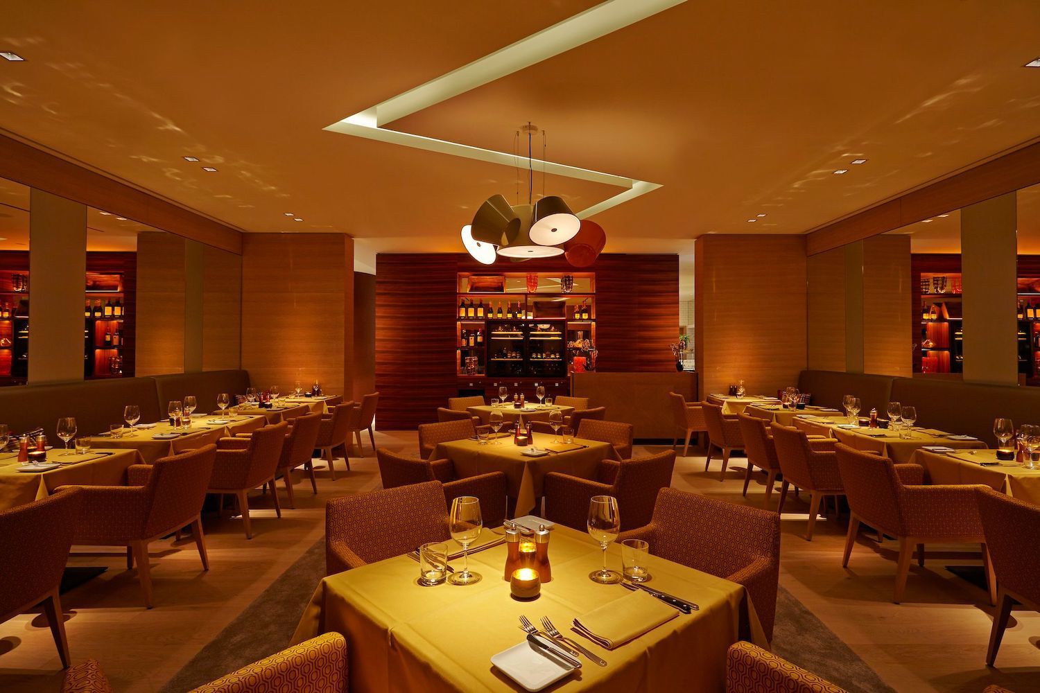 Stimmige Lichtinszenierung im Restaurant des Aalernhüs Hotel in St.Peter Ording / Foto www.studioarchitects.de