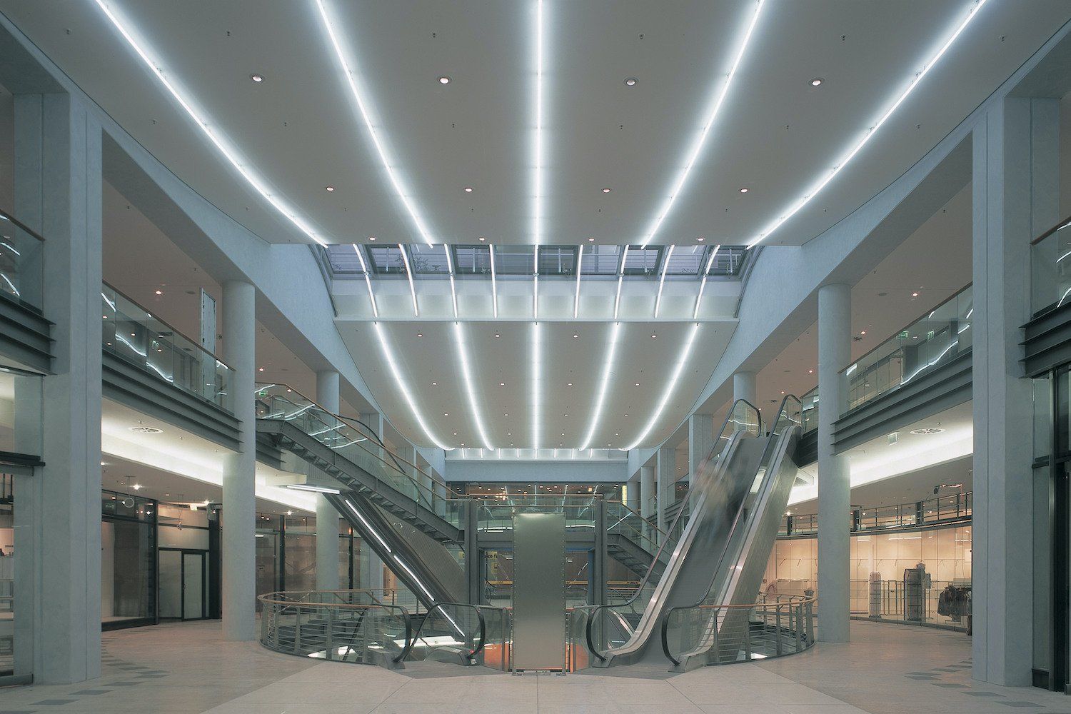 Neonlinien zeichnen den geschwungenen Deckenverlauf der Mall im DuMont Carré / Foto www.palladium.de
