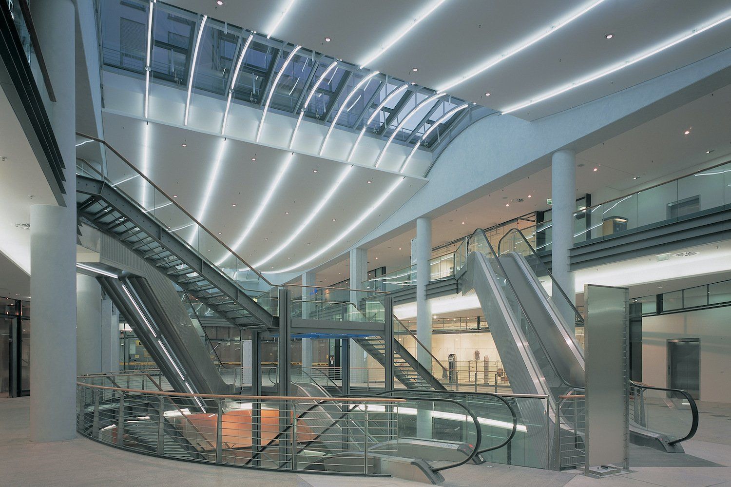 Neonlinien zeichnen den geschwungenen Deckenverlauf der Mall im DuMont Carré / Foto www.palladium.de