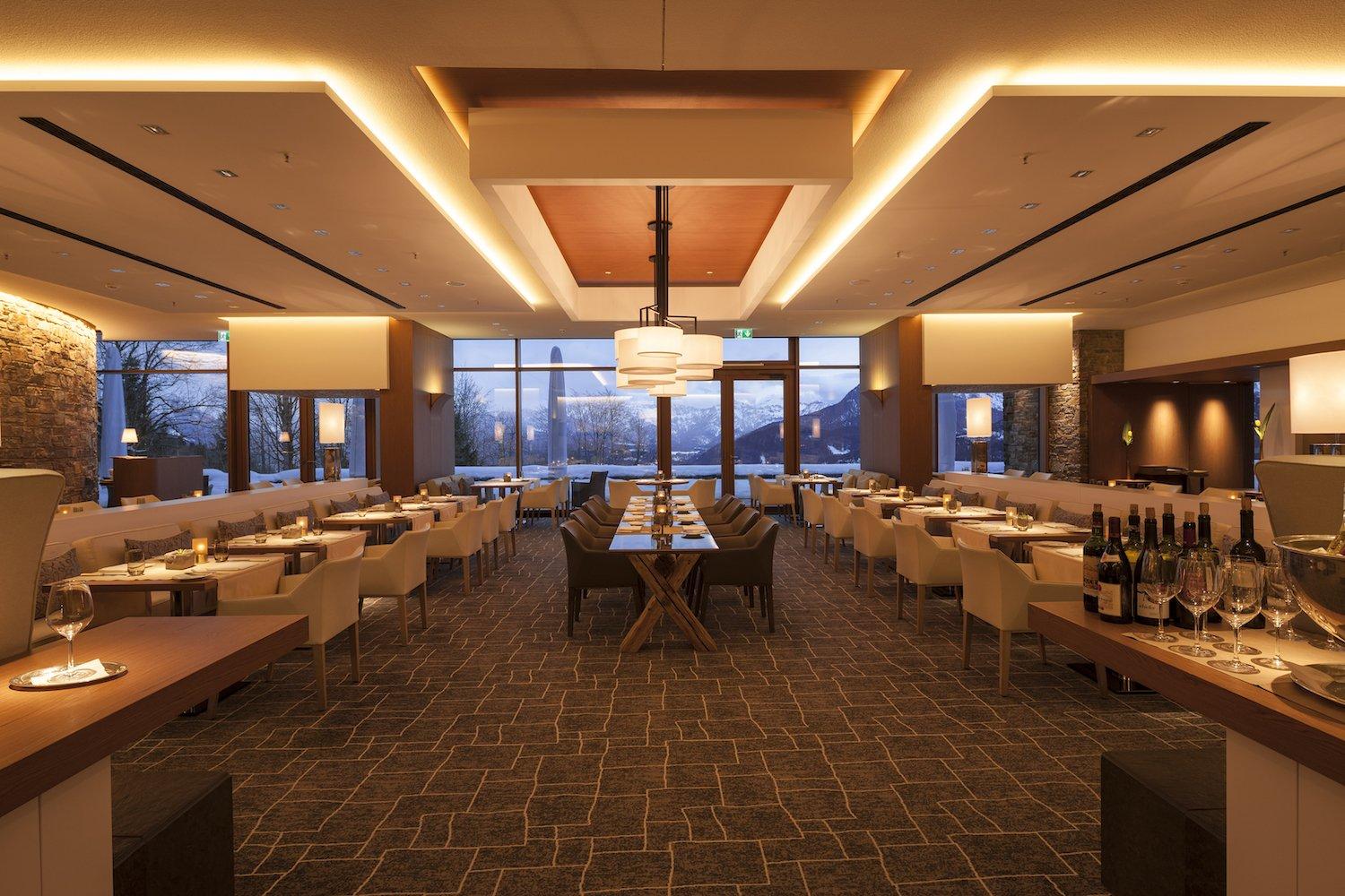 Der ganztägig genutzte Restaurantbereich präsentiert sich von Frühstück bis Candlelight-Dinner in überraschend unterschiedlichem Ambiente: Mittels einer intelligenten Lichtsteuerung passen sich Lichtfarbe und Lichtstimmung flexibel dem Tagesverlauf an. / Foto alexandralechner.de