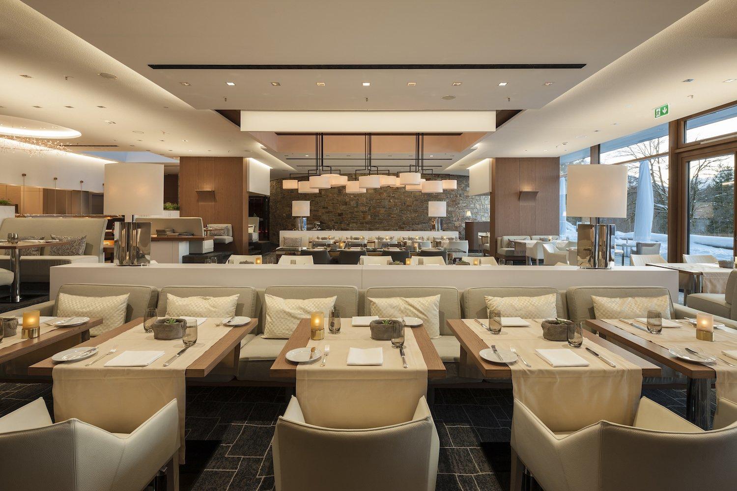 Wer im Restaurant gefrühstückt hat und erst zum Dinner wieder kommt, glaubt kaum, dass er sich in ein und dem selben Raum befindet. / Foto alexandralechner.de