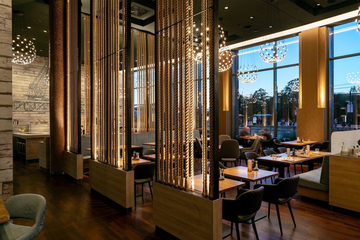 Radisson Blu Hotel Rostock Restaurant weiser.lighting / Foto Milan Istvan