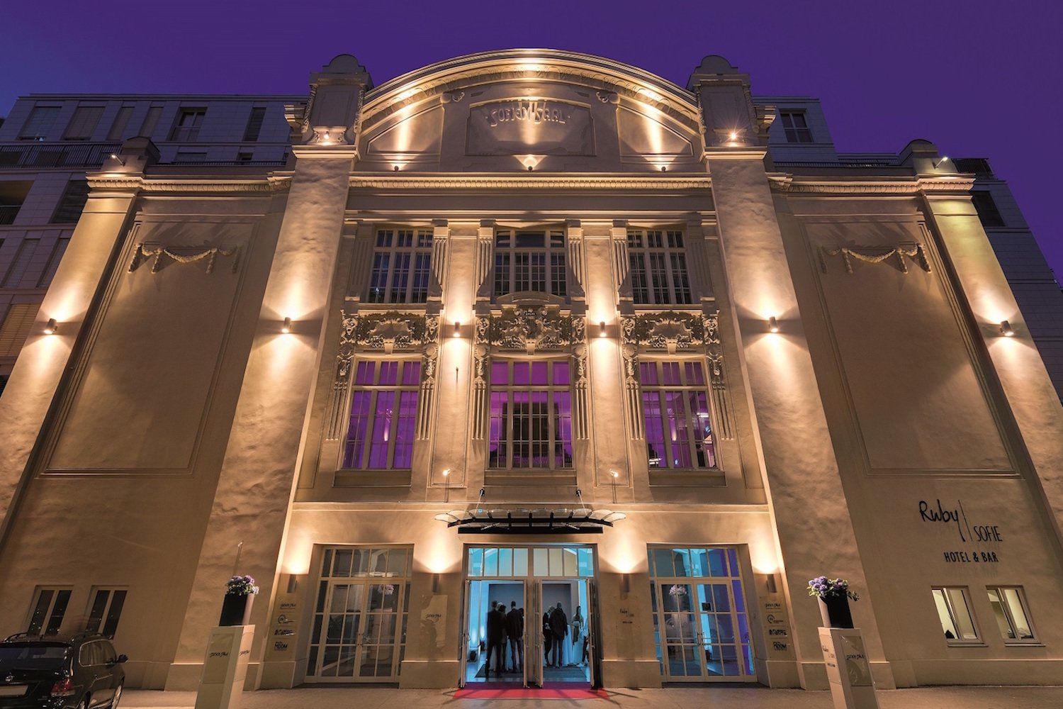 Beleuchtete Fassade des Ruby Sofie Design Hotels in den Sofiensälen Wien / Foto Ruby Hotels&Resorts www.ruby-hotels.com