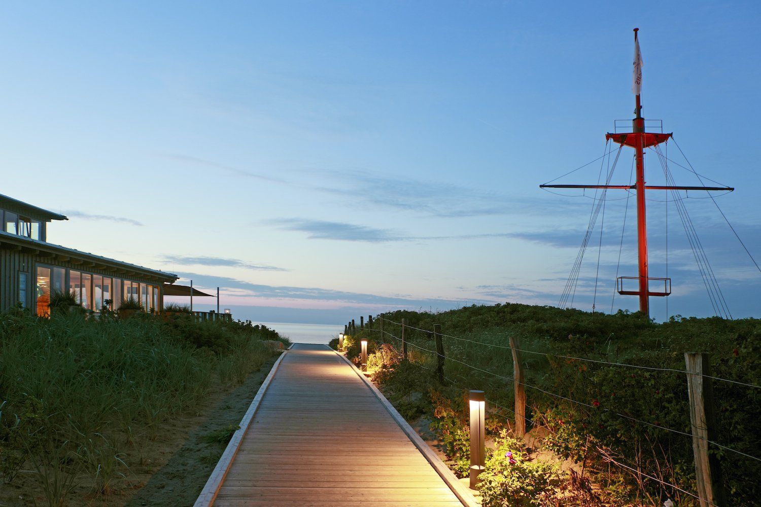 Steg zum Bootshaus und Mast der