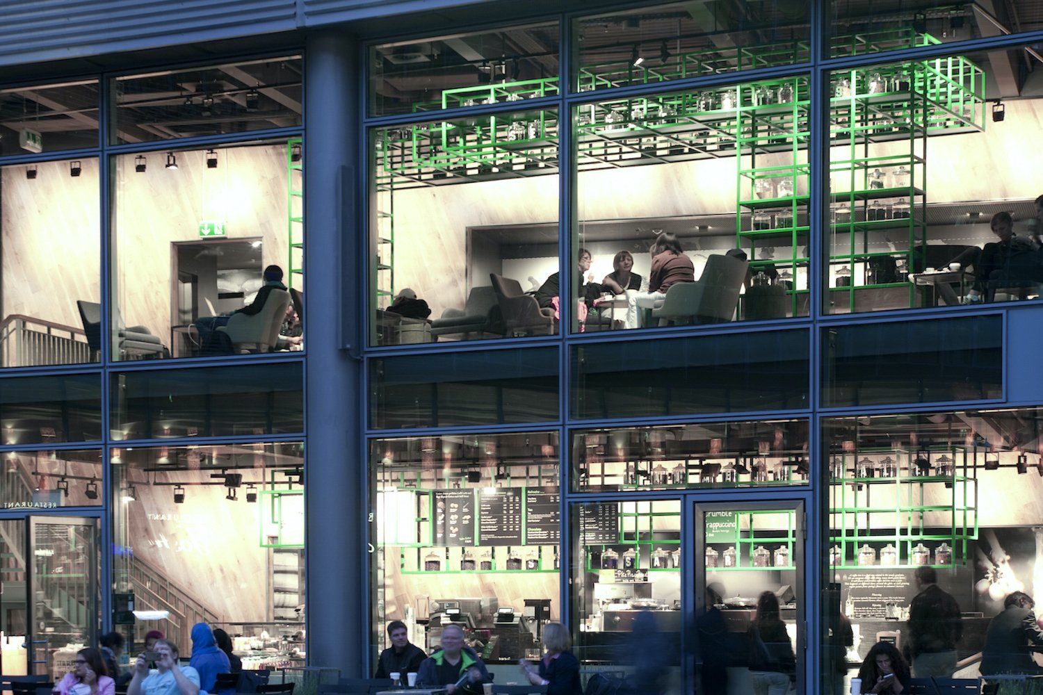 Die flächige Beleuchtung der Rückwand im Starbucks Store Sony Center Berlin gibt dem Raum eine Dimension und macht ihn zur Bühne / Foto www.edgarzippel.de