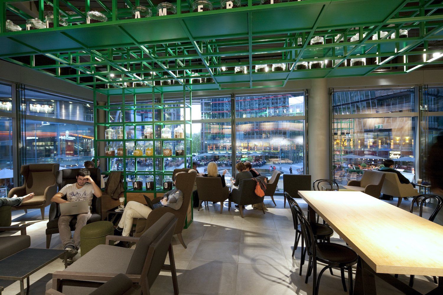 Lounge im Starbucks Store mit Ausblick in das Sony Center Berlin  / Foto www.edgarzippel.de