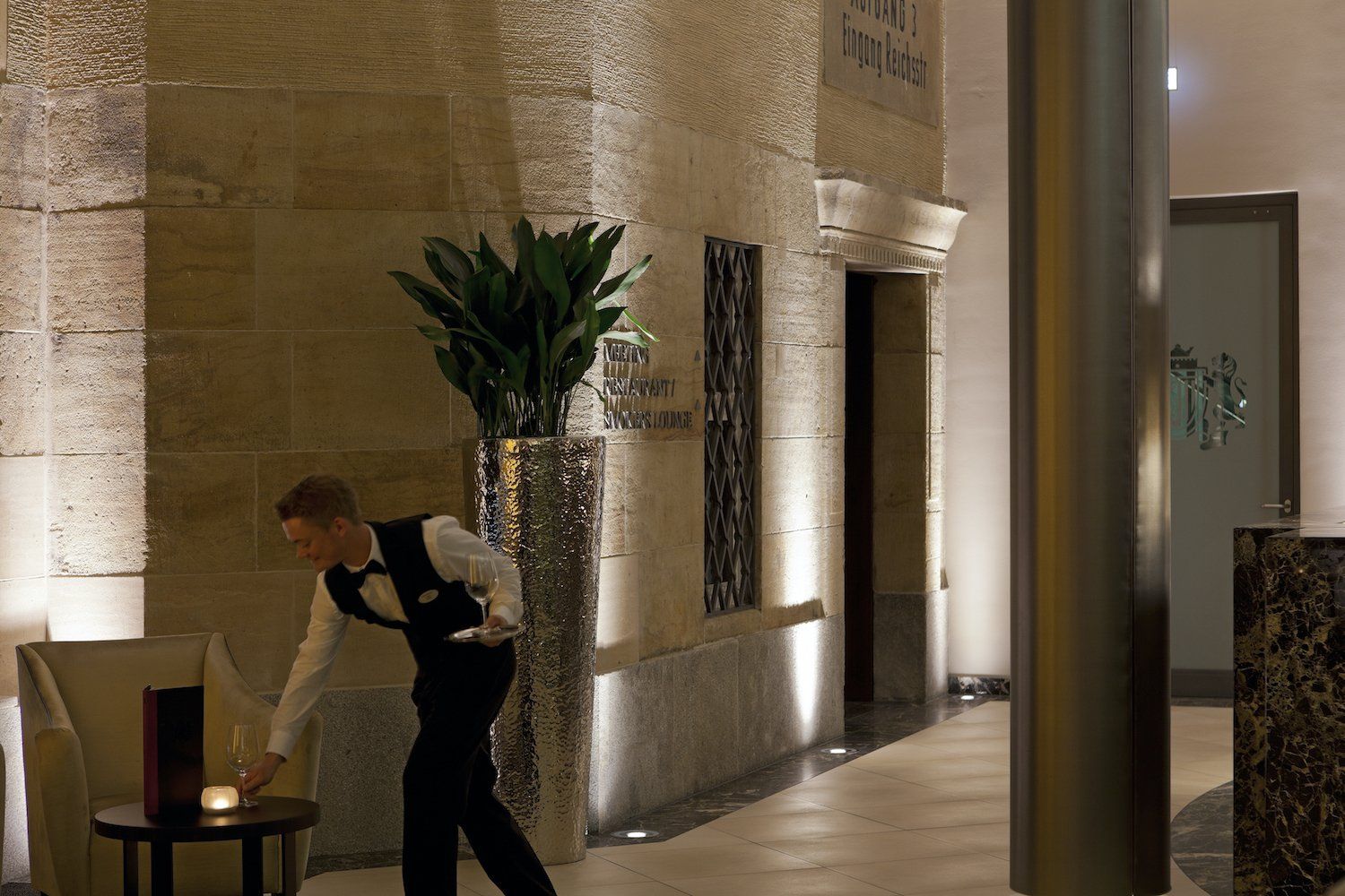 Bodeneinbauleuchten schaffen eine dramatische Inszenierung der Lobby im historischen Handelshof / Foto www.tompflaum.com