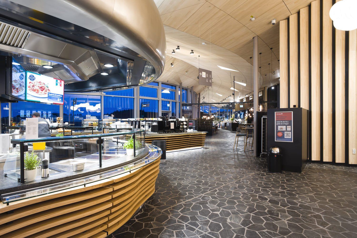 Kontrastreiche Beleuchtung der Innenräume / Foto: Moritz Hillebrand