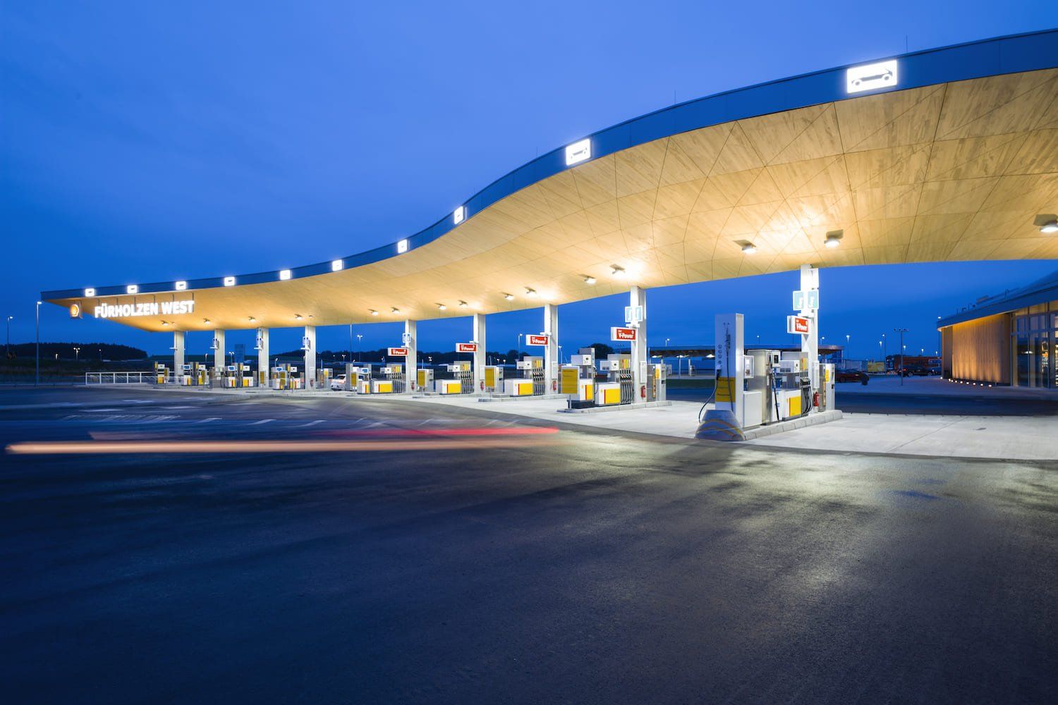 Weithin sichtbare Beleuchtung des Satteldachs / Foto: Moritz Hillebrand