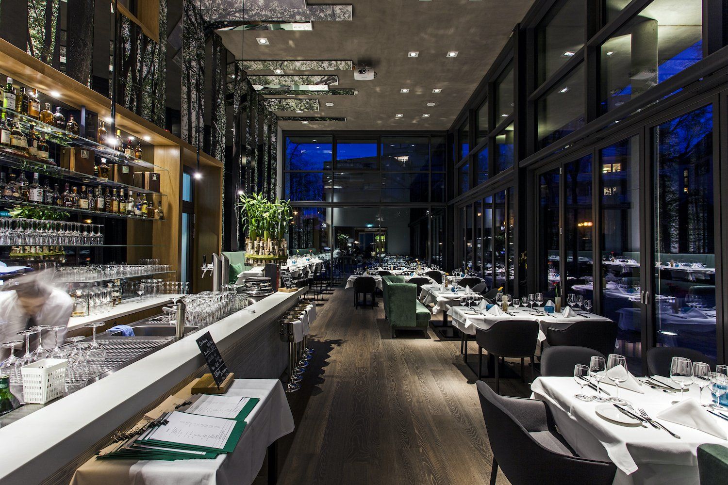 Akzentuiertes Licht schafft Intimität für die Gäste des Restaurants Kosmos in der Humboldt Villa Lüdenscheid / Foto www.vogelgrafie.de
