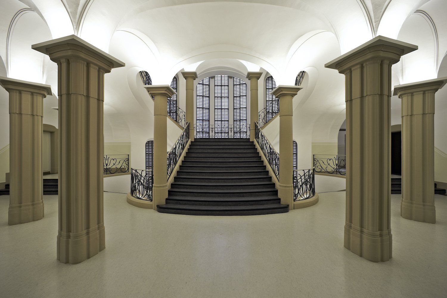 Licht statt Leuchte – Das Lichtkonzept stellt den historischen Bau des Amtsgerichtes in den Mittelpunkt / Foto www.tompflaum.com